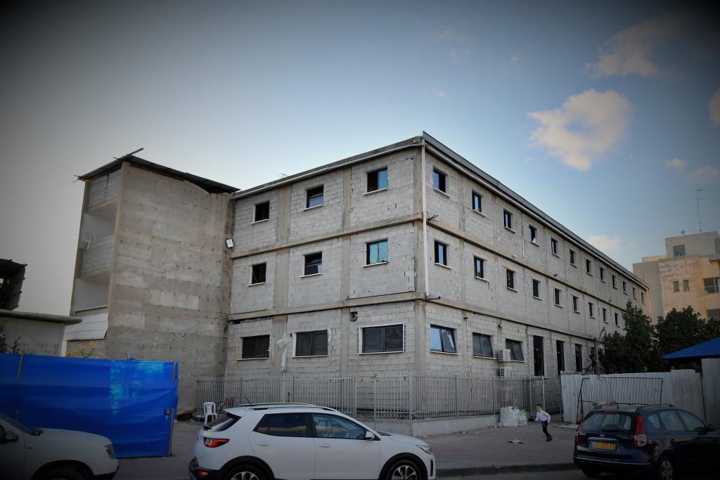 בישיבת גרודנא קבעו מזוזות לחדרי הפנימייה החדשים