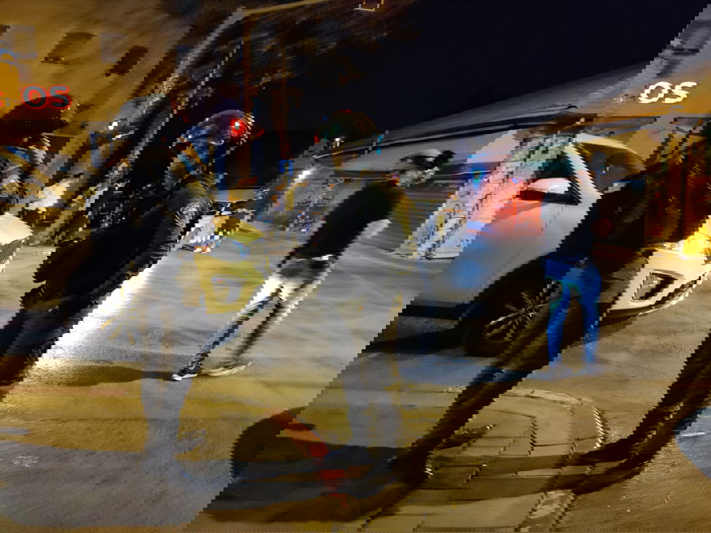 לפנות בוקר: בלשים פשטו על מאה שערים; חשודים נעצרו