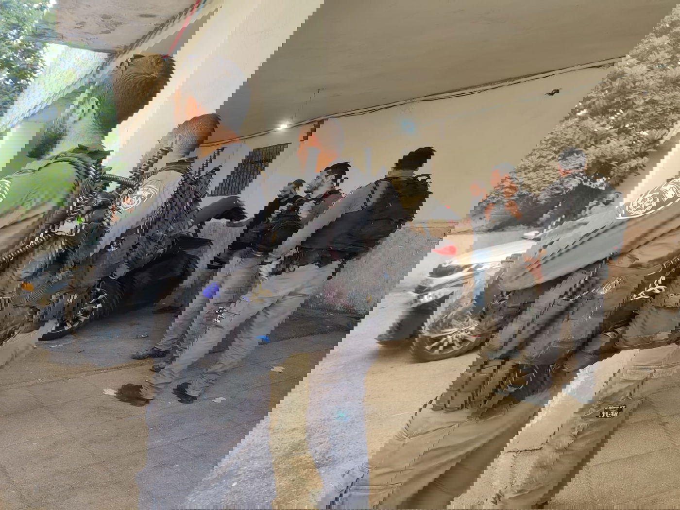 לפנות בוקר: בלשים פשטו על מאה שערים; חשודים נעצרו