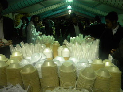 חלוקת האוכל והשתיה במירון. ארכיון