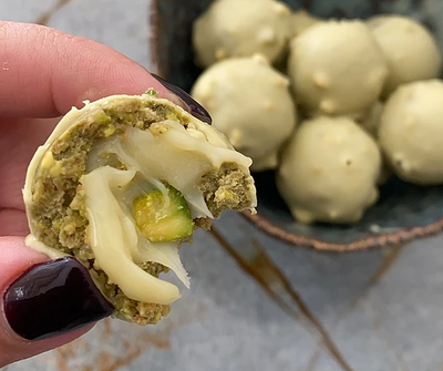 כדורי פררו פריכים עם שוקולד לבן ופיסטוק