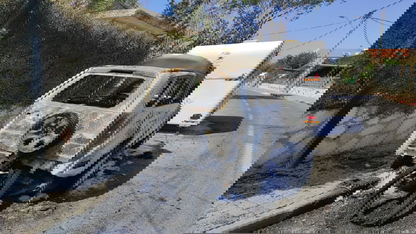 הצית רכב ונכנס ל"התקרר" בחנות גלידה