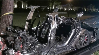 הרכב האוטונומי התנגש בעץ; שניים נשרפו