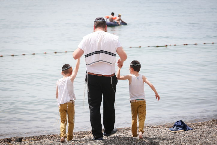 אב וילדיו בכנרת