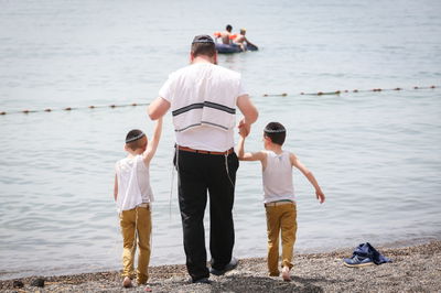 אב וילדיו בכנרת