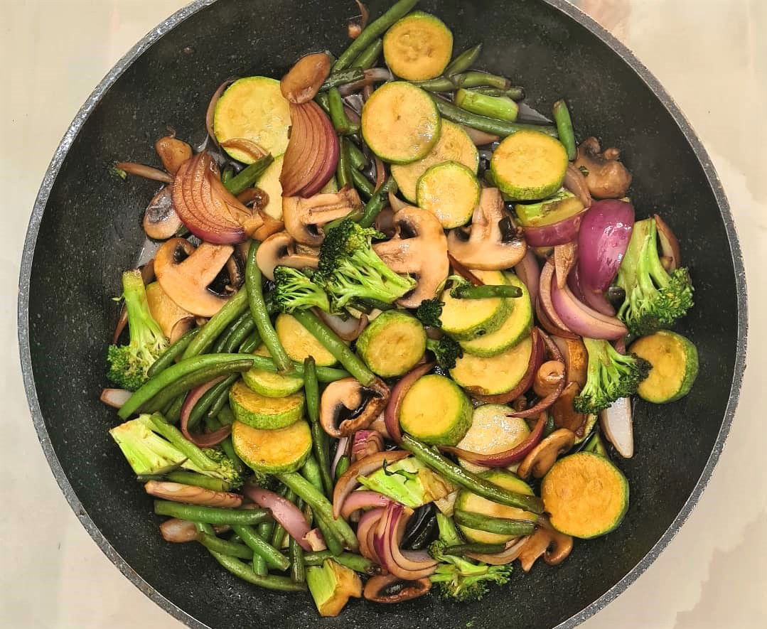 ירקות מוקפצים ברוטב סויה ושום