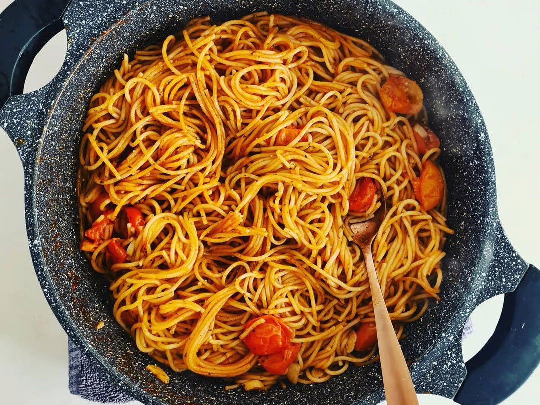 פסטה ברוטב עגבניות ופסטו - ארוחה בסיר אחד