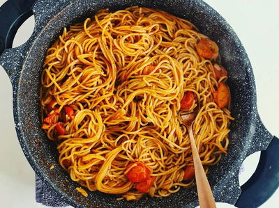 פסטה ברוטב עגבניות ופסטו - ארוחה בסיר אחד