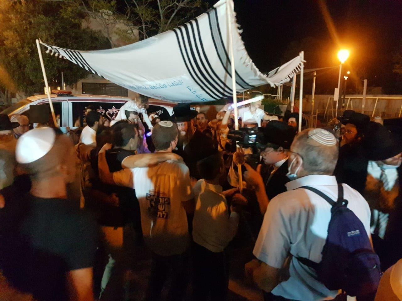 מרגש: הכנסת ספר תורה לקיבוץ שהקים 'השומר הצעיר'