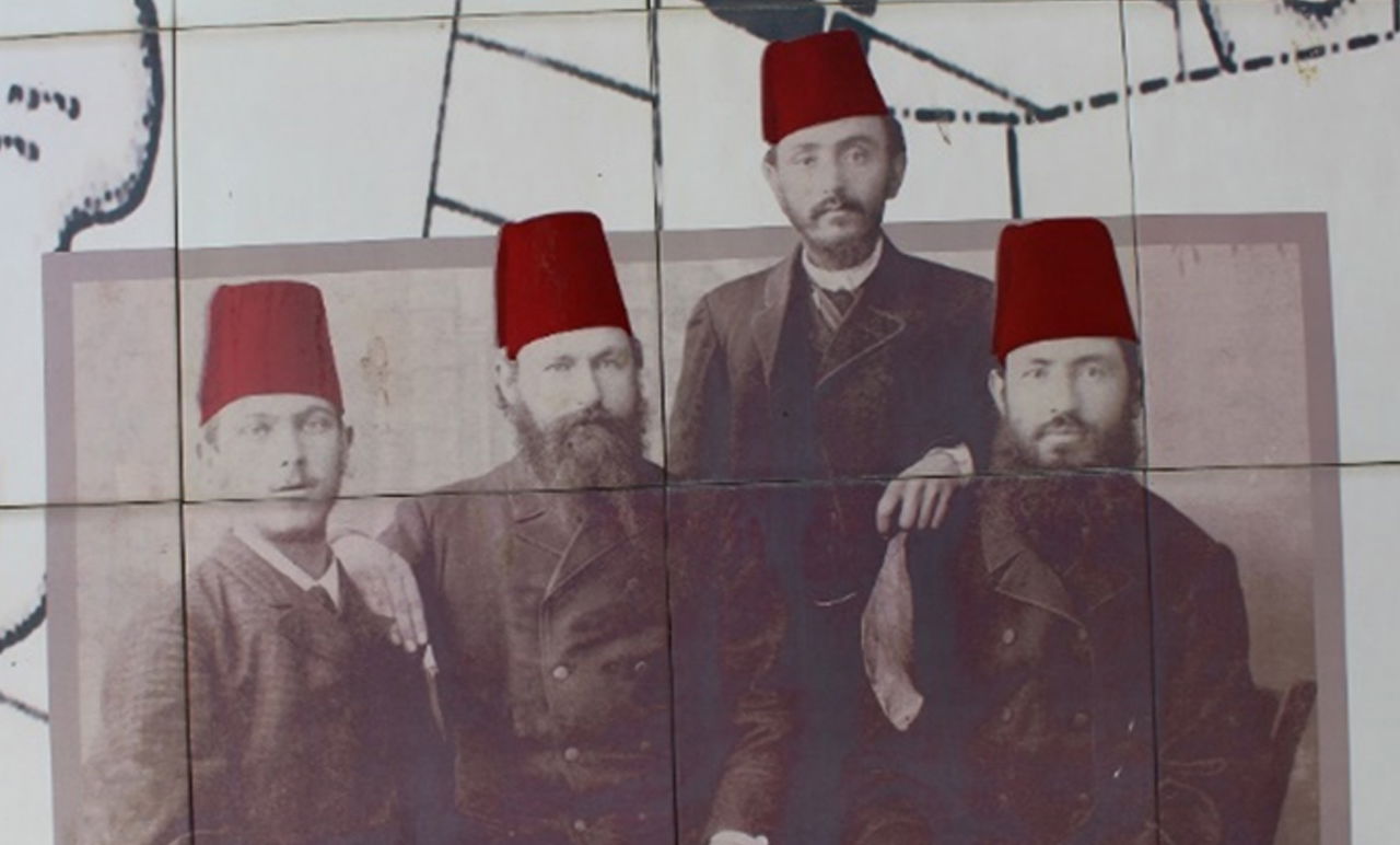 מ.מ. אפשטיין, י.פ. גפנוביץ, מ.צ. שצקר, וי.ד. בוטקובסקי במוזיאון החאן בחדרה