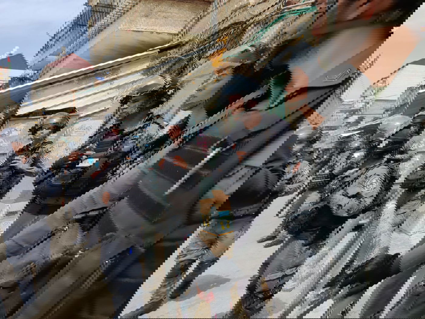 שוטרים פרצו לבית; החשוד התחפש לאישה