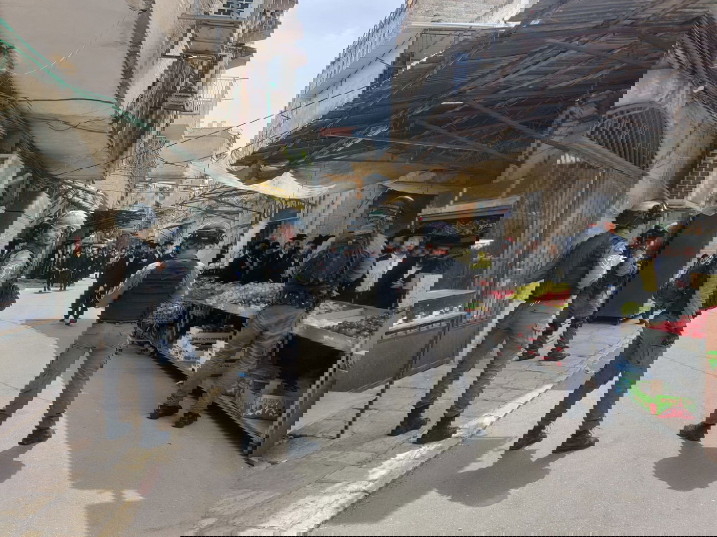 שוטרים פרצו לבית; החשוד התחפש לאישה