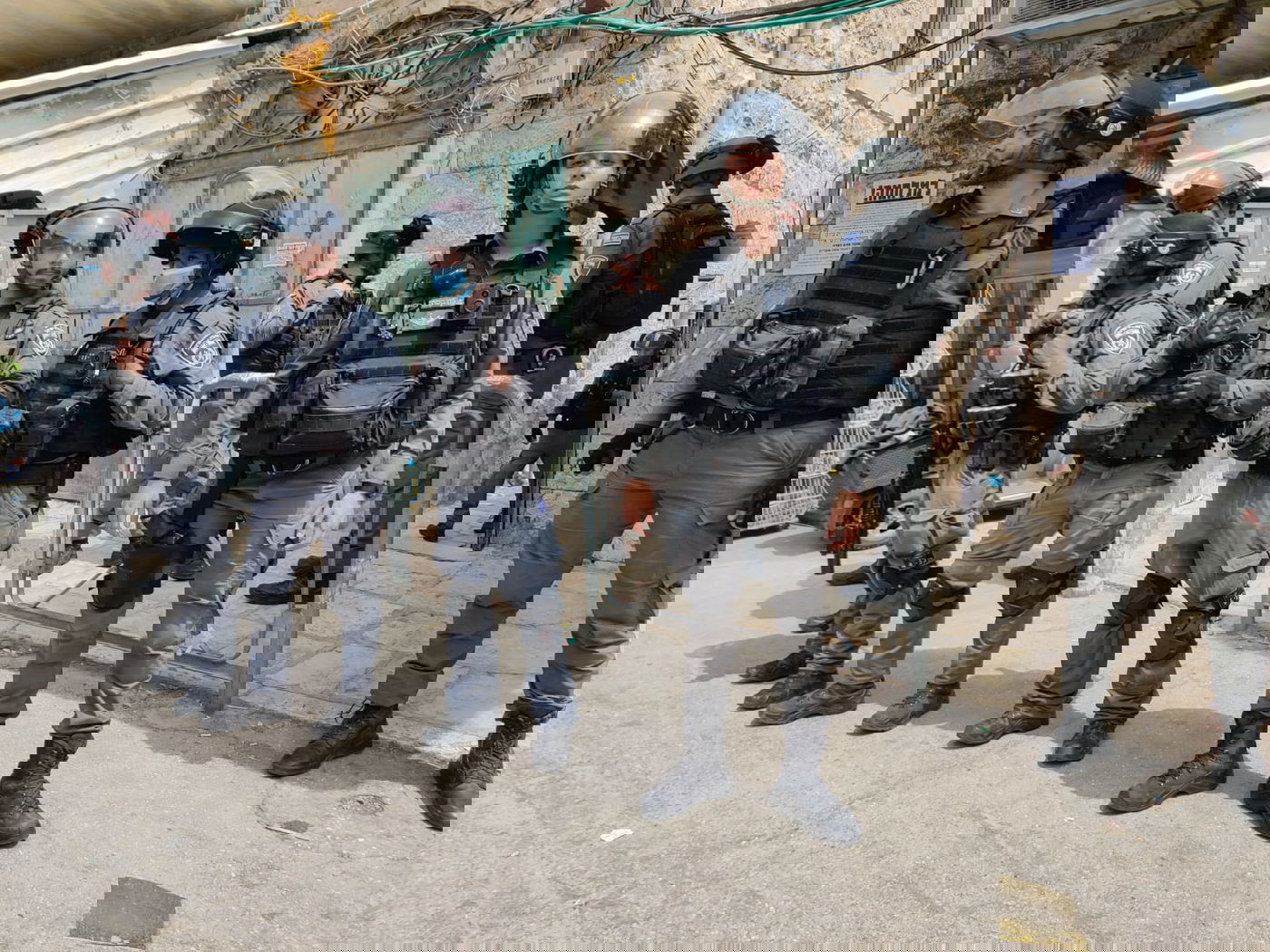 שוטרים פרצו לבית; החשוד התחפש לאישה