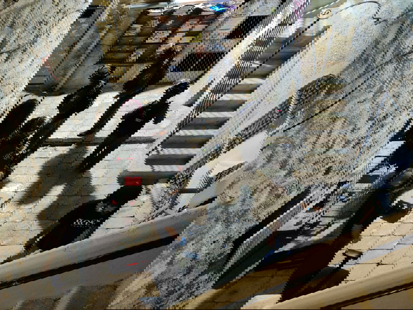 רימונים ומעצרי שווא של קשישים באמצע הלילה • תיעוד