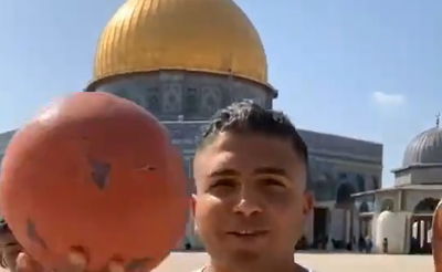 פלסטינים תיעדו את עצמם בועטים לעבר כיפת הסלע