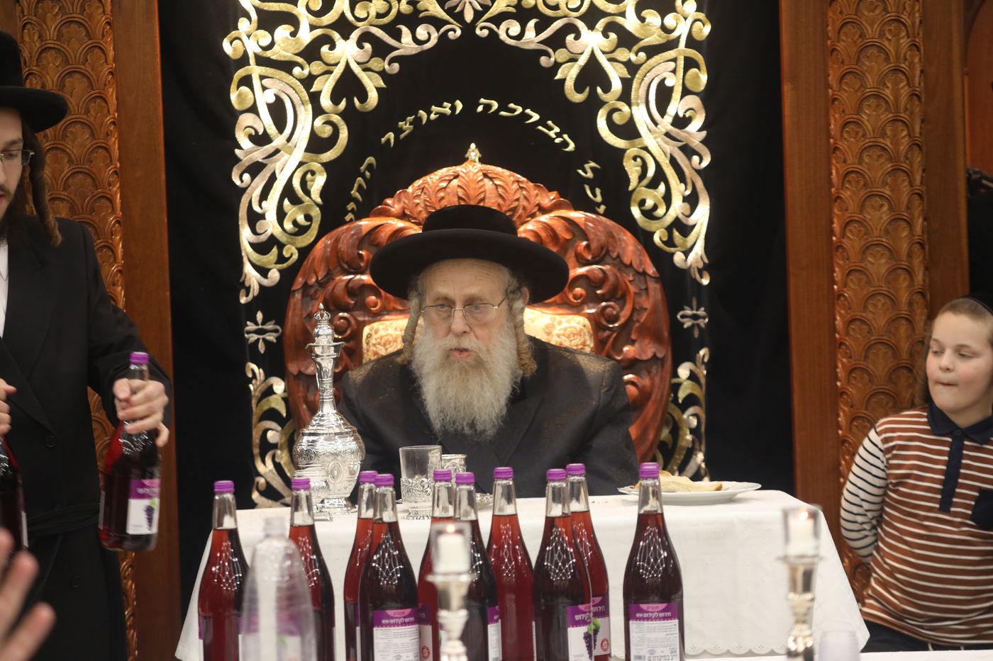 תיעוד: 'טיש יארצייט' בחצר הקודש קאמרנא בירושלים