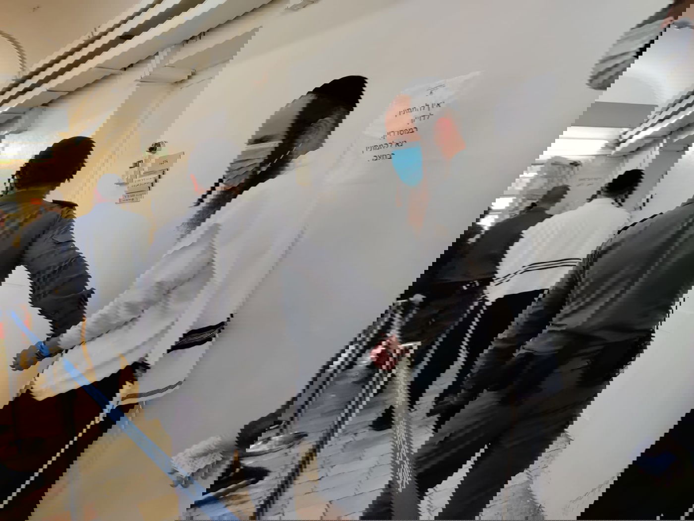 אשת החשוד לילדיה: "לראות את אבא אזוק זה הכבוד שלנו"