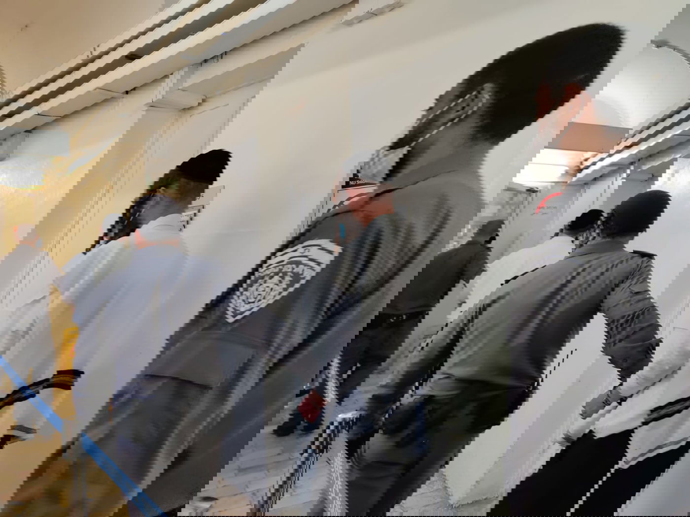 אשת החשוד לילדיה: "לראות את אבא אזוק זה הכבוד שלנו"