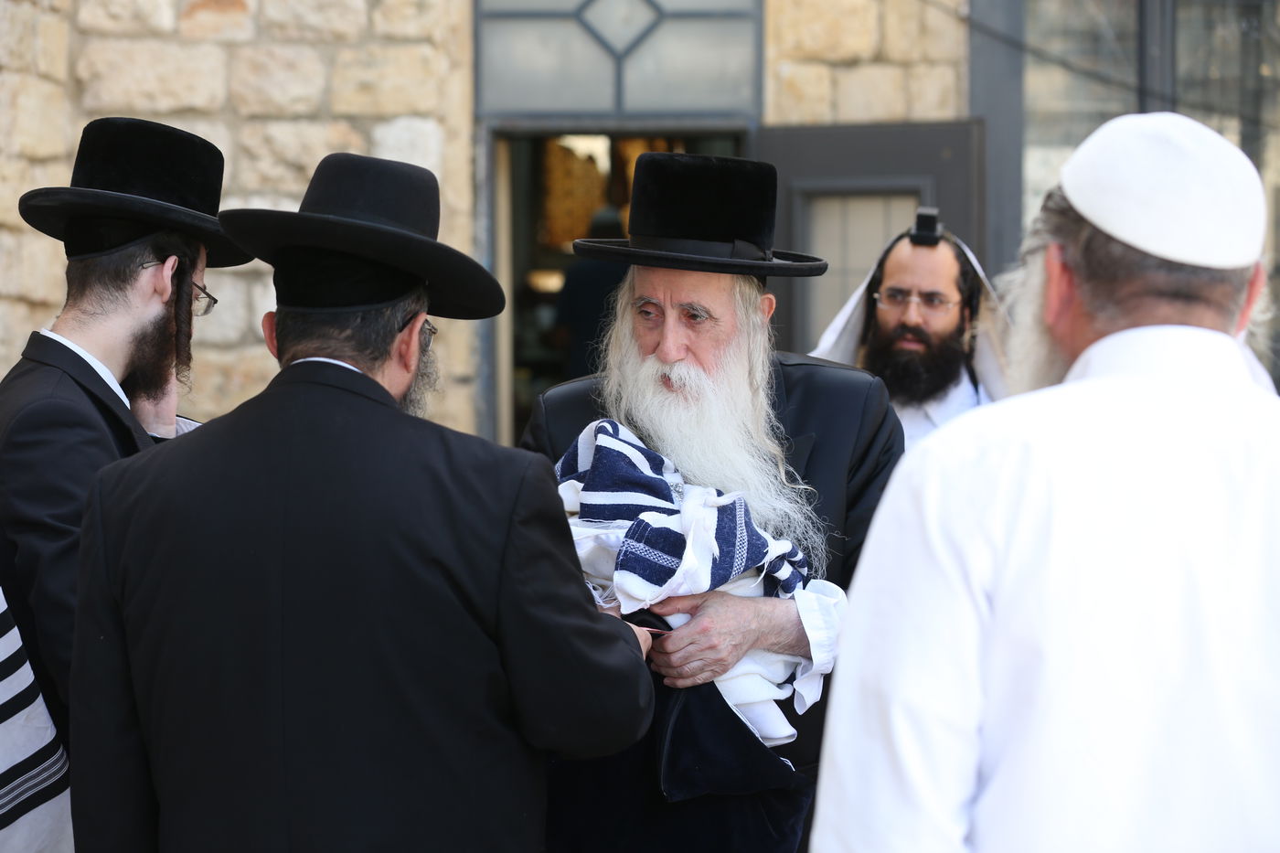 תיעוד: הרבי ממכנובקא הגיע לתפילה במירון