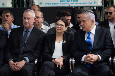 חיות (באמצע) לצד נתניהו וגנץ