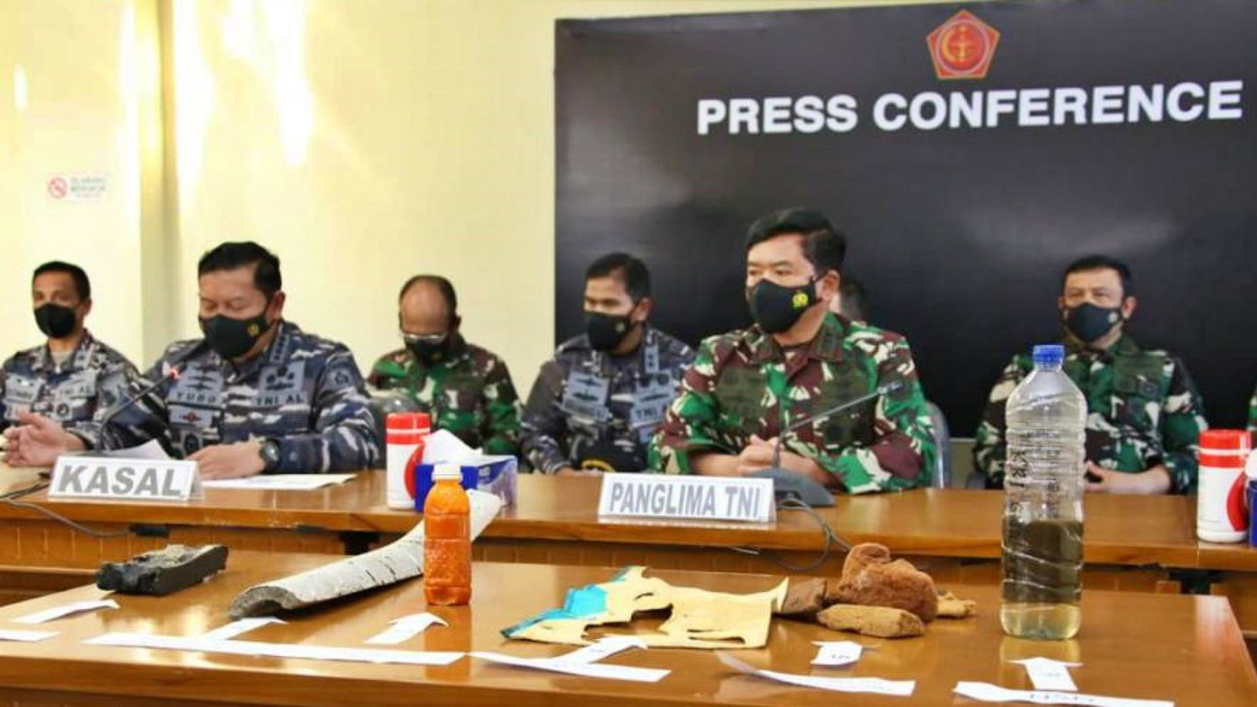 שרידי הצוללות שהוצגו במסיבת העיתונאים