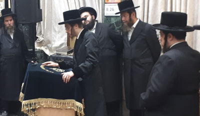 האדמו"ר, במעמד