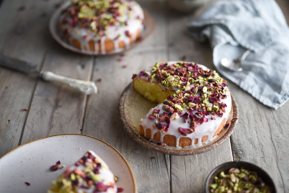 עוגת גלידה אפויה עם פיסטוקים וזיגוג ליים מתוק