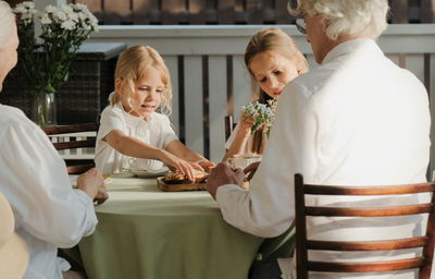 רוצים חולצות לבנות בוהקות? עשו את זה