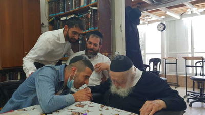 לראשונה בחייו: שרון גל התברך אצל שר התורה