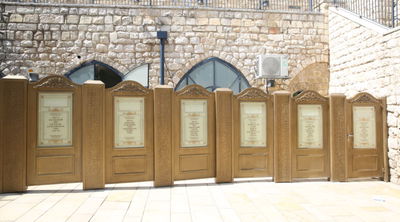 צפו: מחיצת הפרדה חדשה בחצר ציון הרשב"י