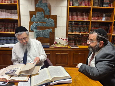 בצלאל עם הגר"ד יוסף