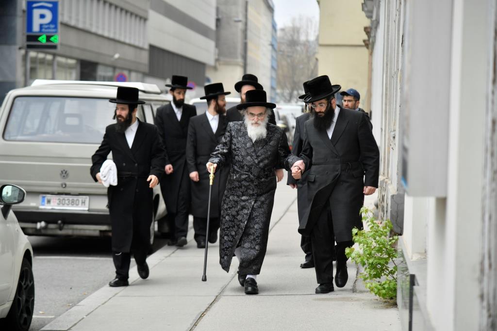 לטובת המוסדות: האדמו"ר מויז'ניץ בביקור בזק בוינה ורומניה