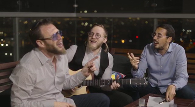 כנסו לאווירת החג עם אריק דביר, דיויד טוייב ושוקי הבלתי נלאה