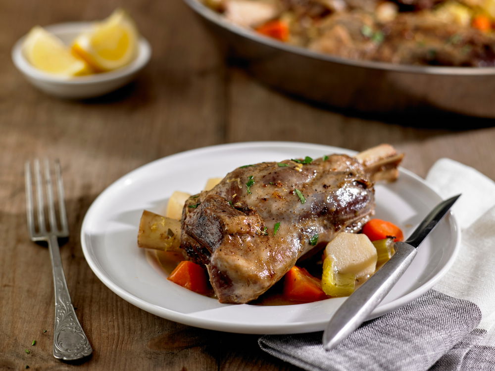 מתכון לשוקי טלה עם ירקות ברוטב יין לבן לימוני