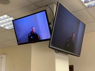 נבלני מופיע כשהוא כחוש