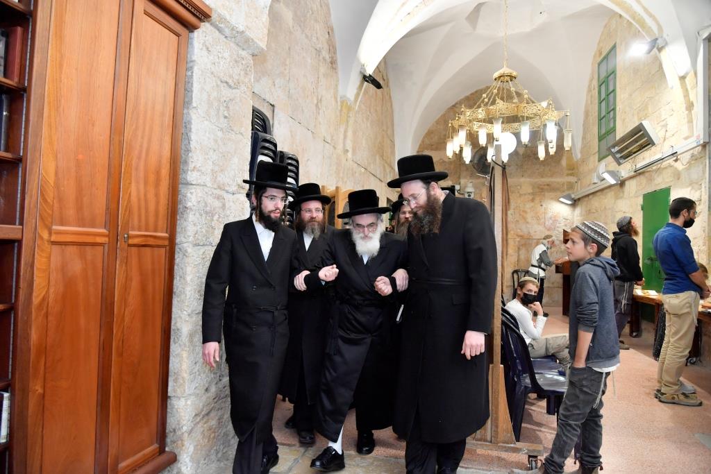 תיעוד; 'טיש' חסידי במערת המכפלה בחברון