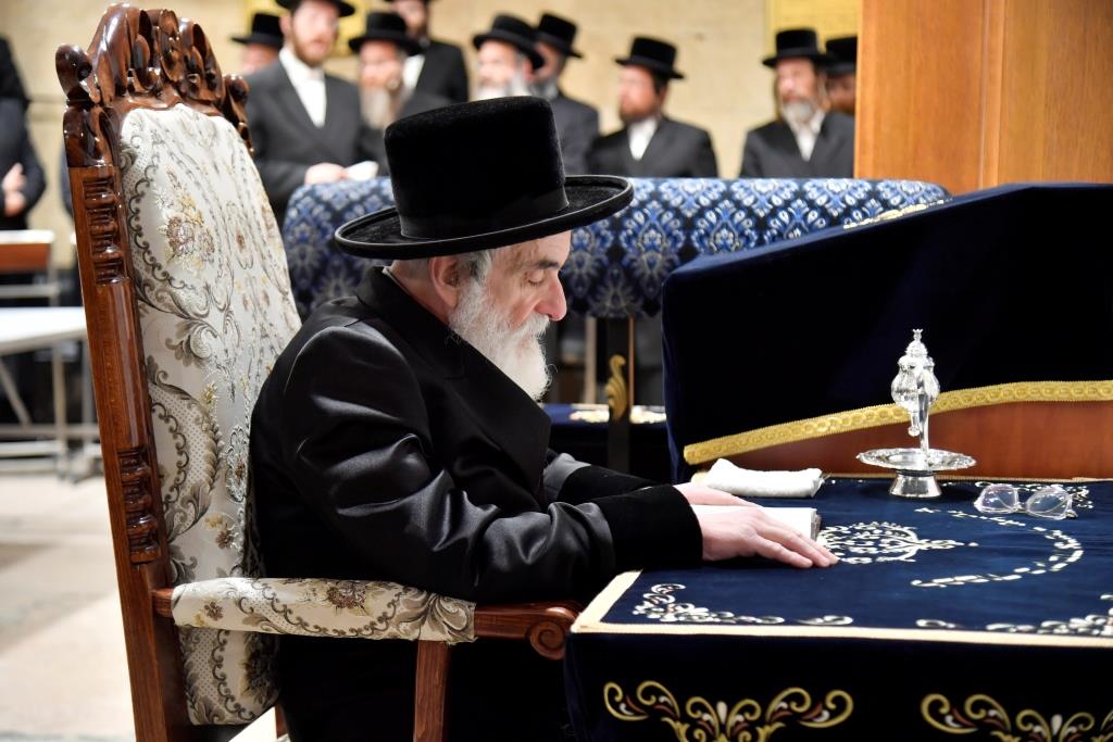 תיעוד; 'טיש' חסידי במערת המכפלה בחברון