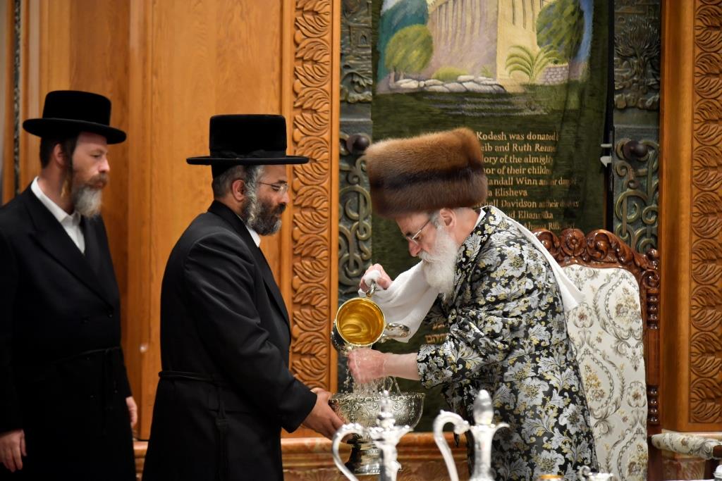תיעוד; 'טיש' חסידי במערת המכפלה בחברון