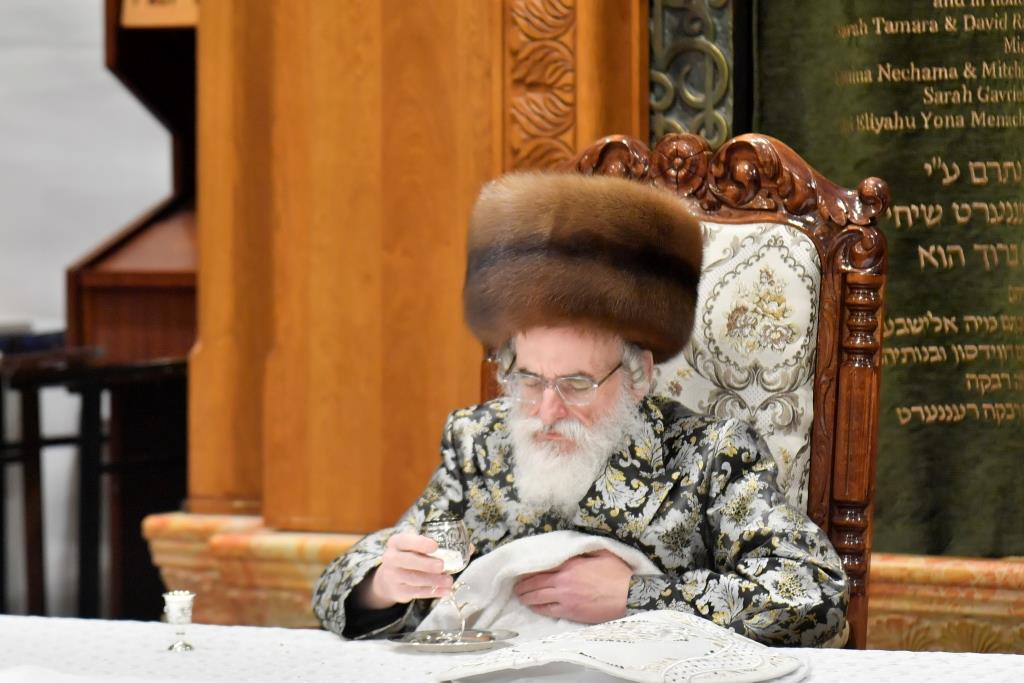 תיעוד; 'טיש' חסידי במערת המכפלה בחברון