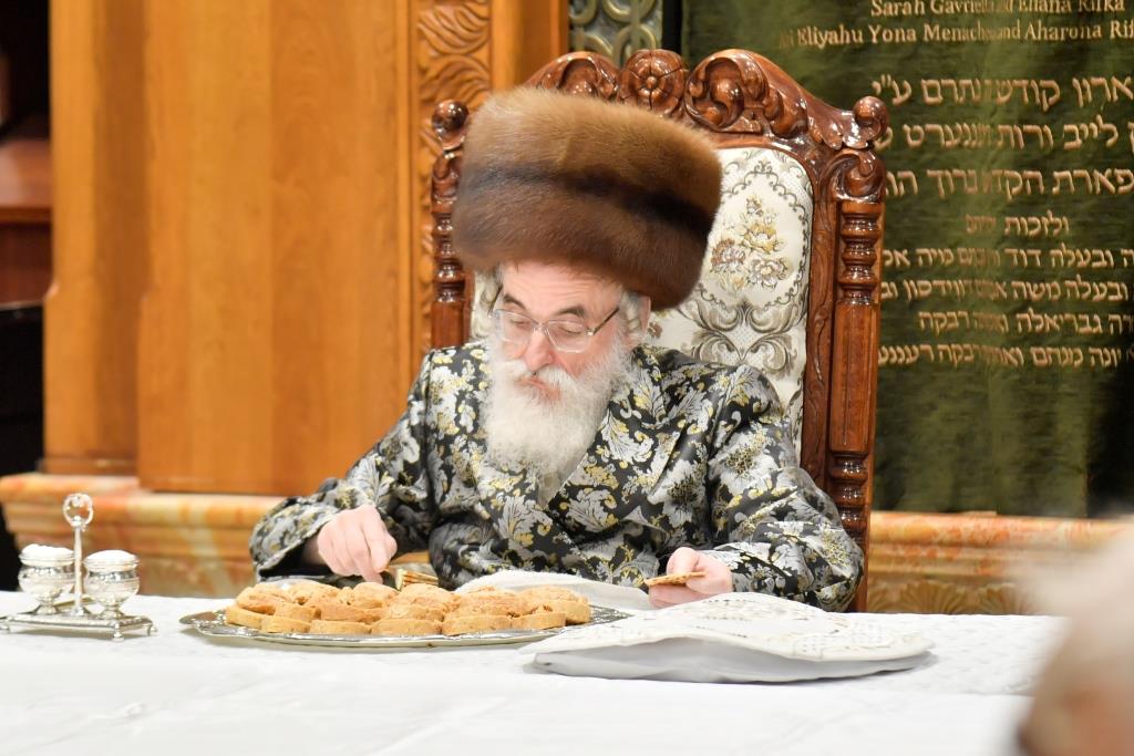 תיעוד; 'טיש' חסידי במערת המכפלה בחברון