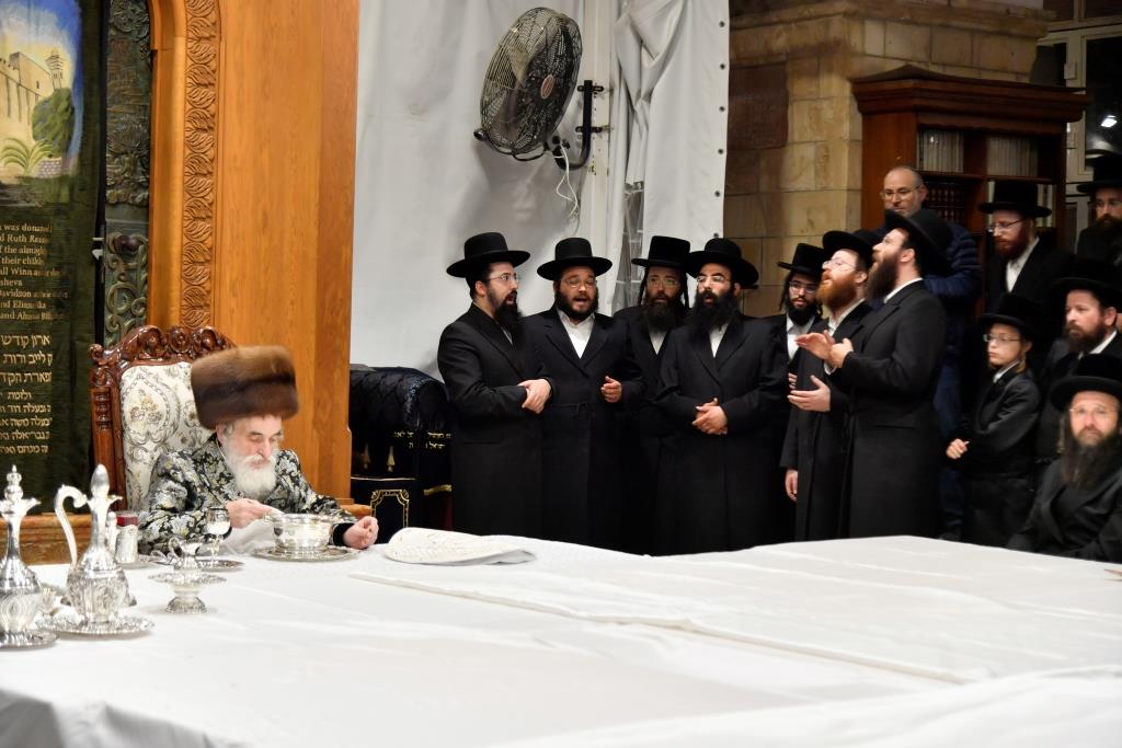 תיעוד; 'טיש' חסידי במערת המכפלה בחברון