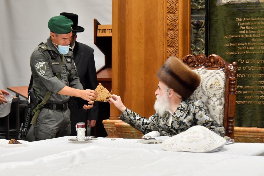 תיעוד; 'טיש' חסידי במערת המכפלה בחברון