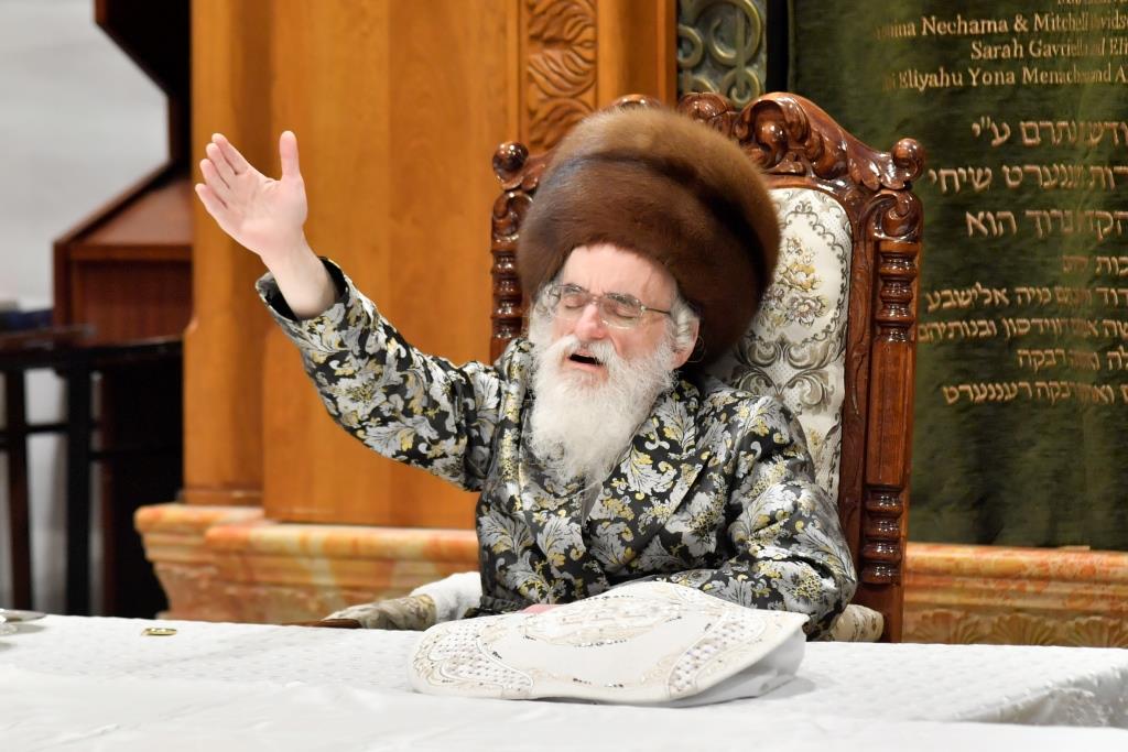 תיעוד; 'טיש' חסידי במערת המכפלה בחברון