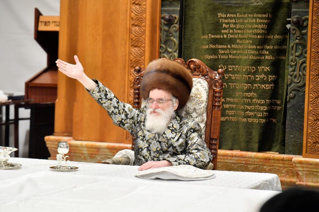 תיעוד; 'טיש' חסידי במערת המכפלה בחברון