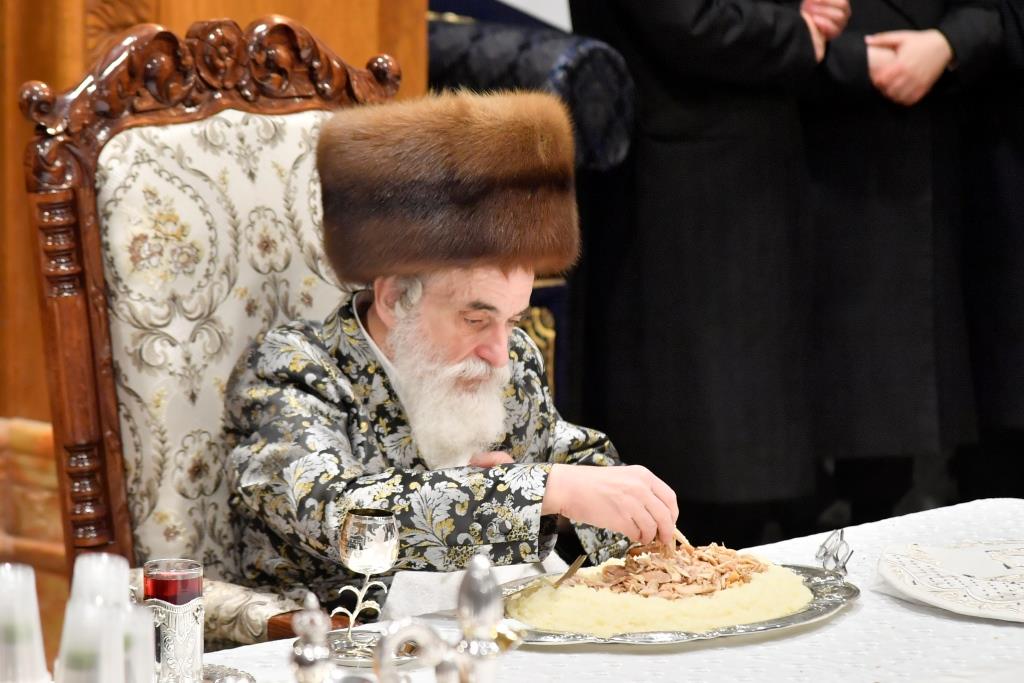 תיעוד; 'טיש' חסידי במערת המכפלה בחברון