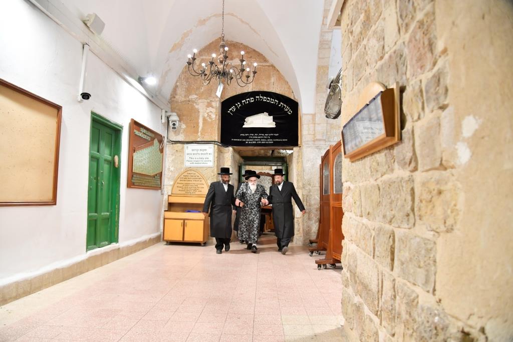 תיעוד; 'טיש' חסידי במערת המכפלה בחברון