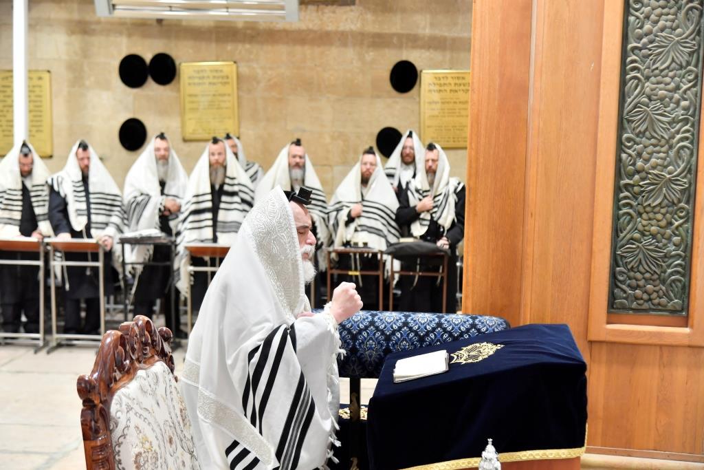 תיעוד; 'טיש' חסידי במערת המכפלה בחברון