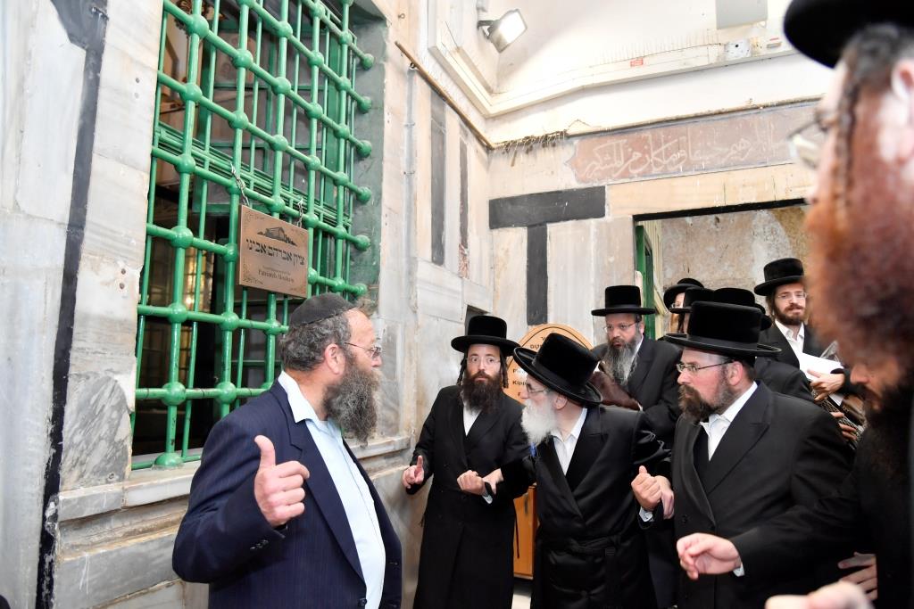 תיעוד; 'טיש' חסידי במערת המכפלה בחברון