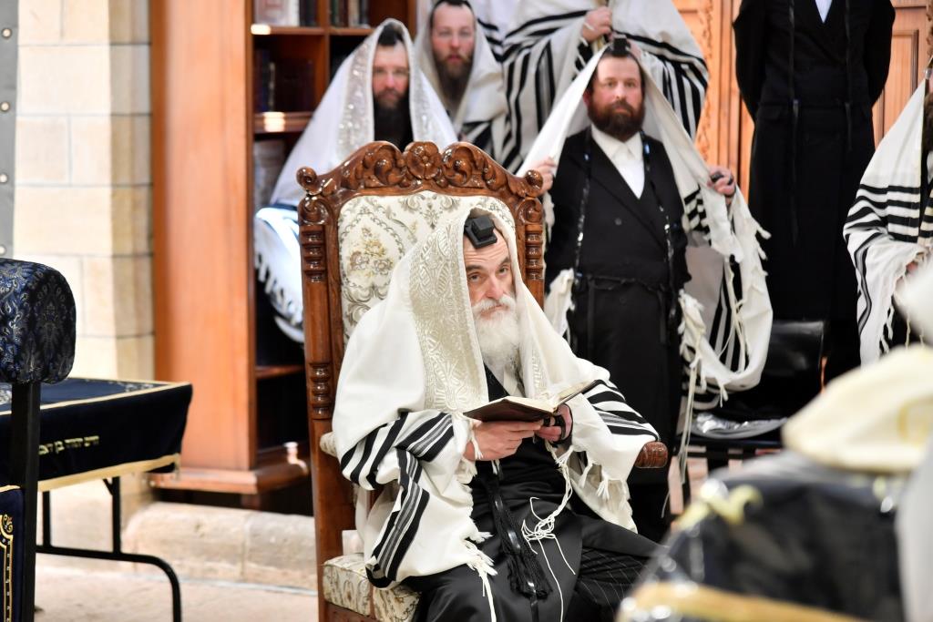 תיעוד; 'טיש' חסידי במערת המכפלה בחברון