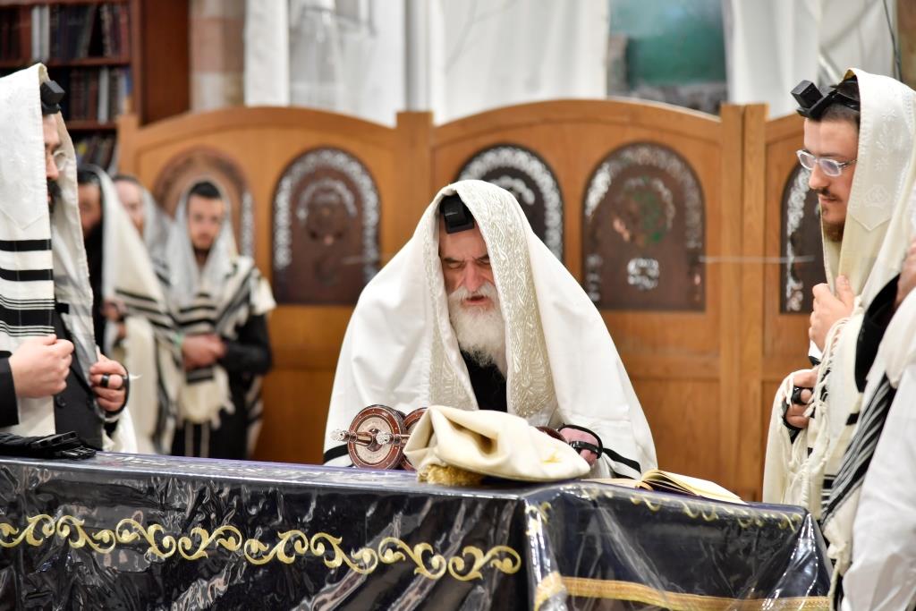 תיעוד; 'טיש' חסידי במערת המכפלה בחברון